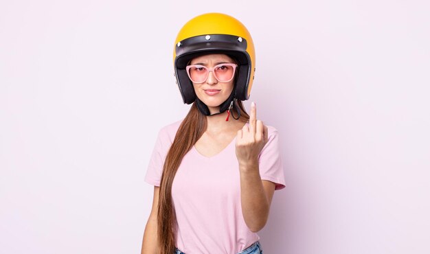 jonge mooie vrouw met een motorhelm.