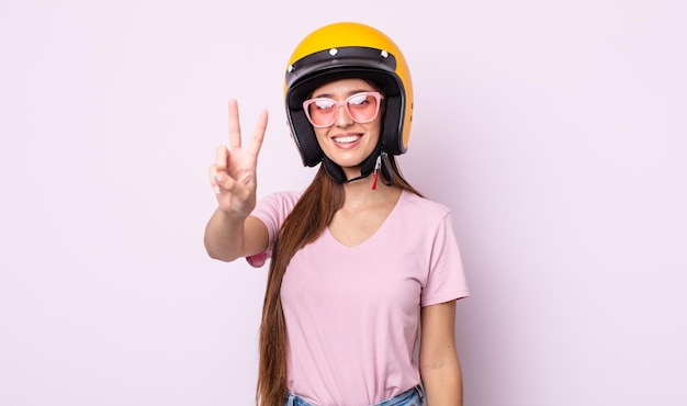 Jonge mooie vrouw met een motorhelm