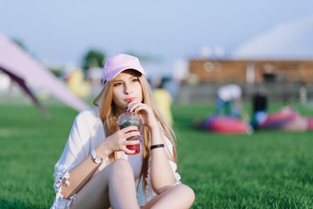 Jonge mooie vrouw met een pet op een zomerfestival