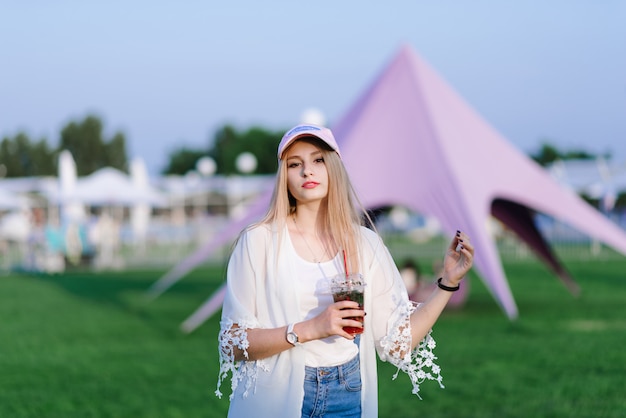 Jonge mooie vrouw met een pet op een zomerfestival