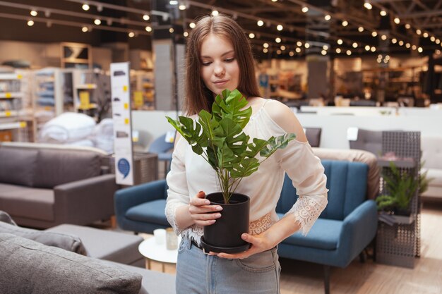 Jonge mooie vrouw met een plant