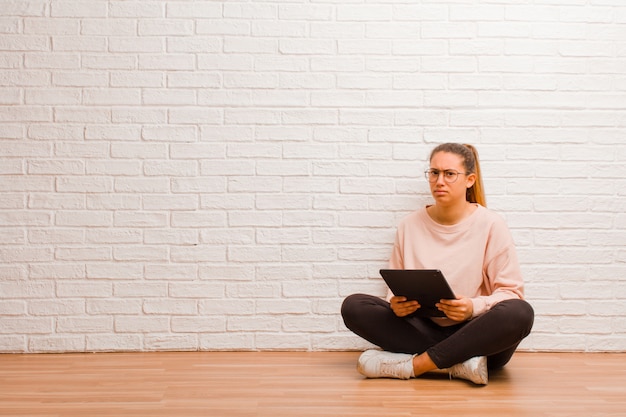 Jonge mooie vrouw met een rekenmachine