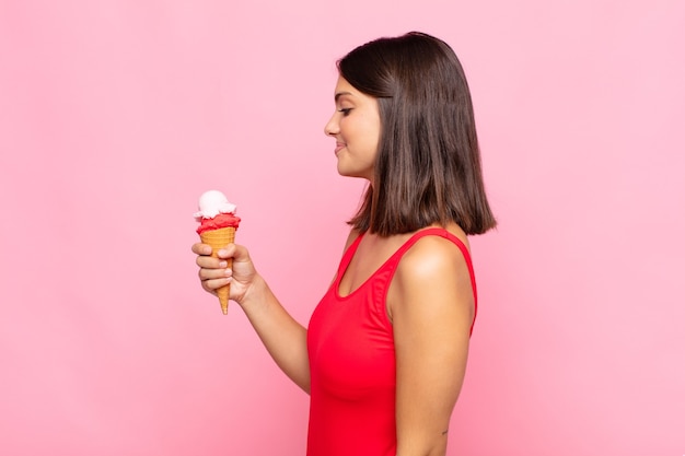 Jonge mooie vrouw met een roomijskegel. zomer bestuur