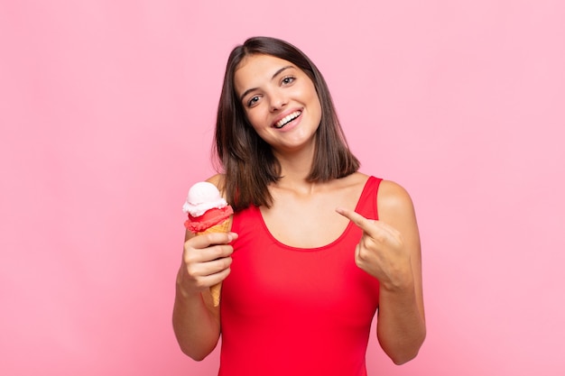 Jonge mooie vrouw met een roomijskegel