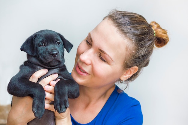 Jonge mooie vrouw met een schattige puppy