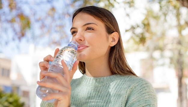 jonge mooie vrouw met een waterfles