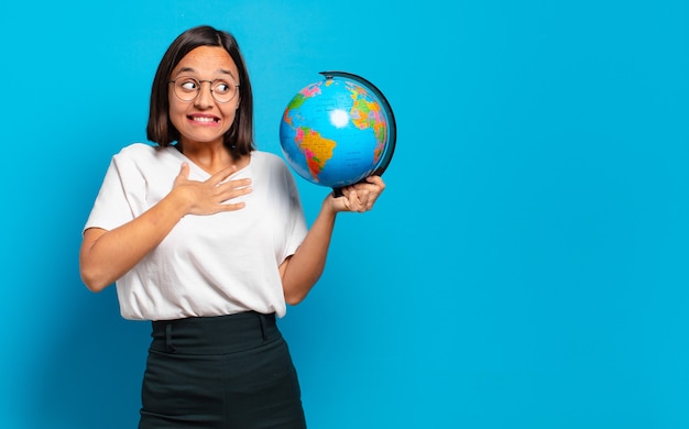 Jonge mooie vrouw met een wereldbolkaart