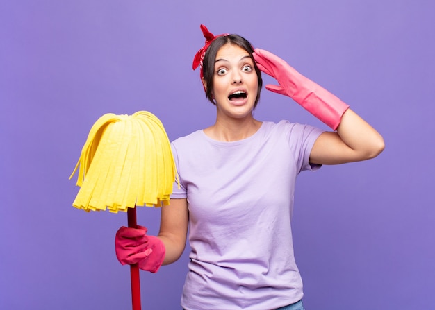 Jonge mooie vrouw met een zwabber, het schoonmaken