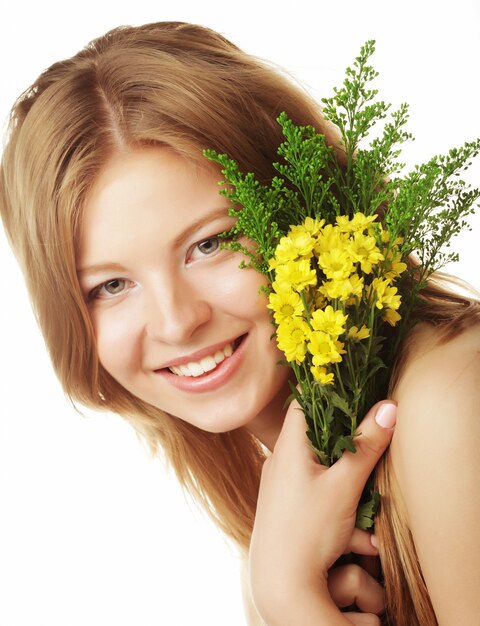 Jonge mooie vrouw met gele bloemen