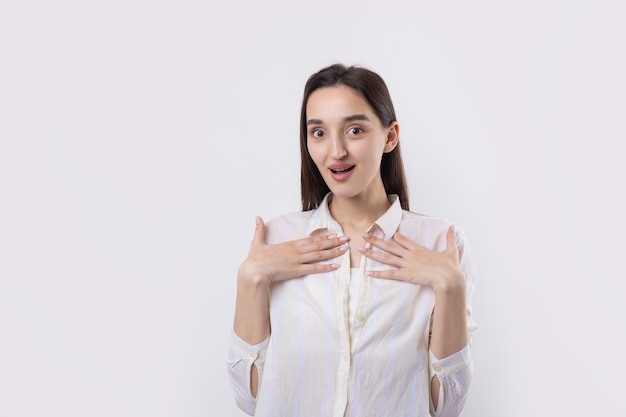 Jonge mooie vrouw met gezichtsuitdrukking van verrassing die zich over witte achtergrond bevindt