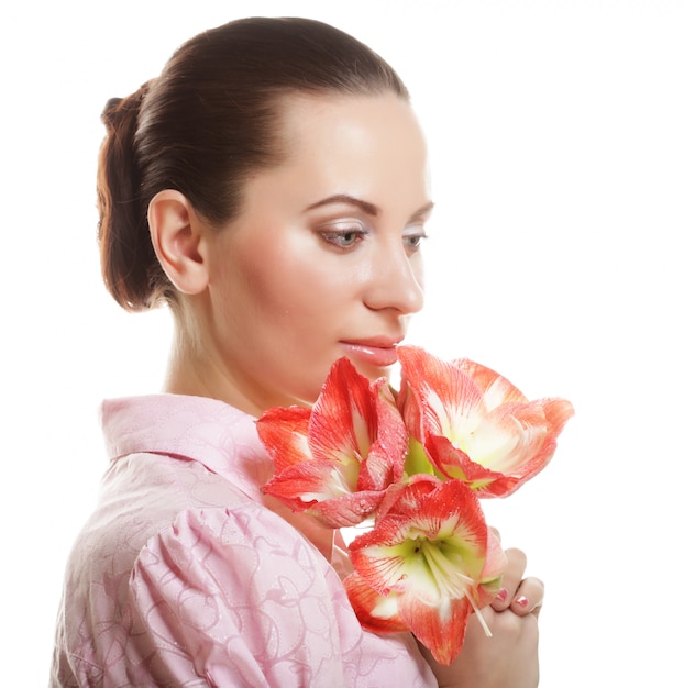 Jonge mooie vrouw met grote roze bloemen