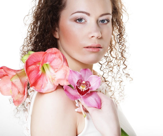 Jonge mooie vrouw met grote roze bloemen