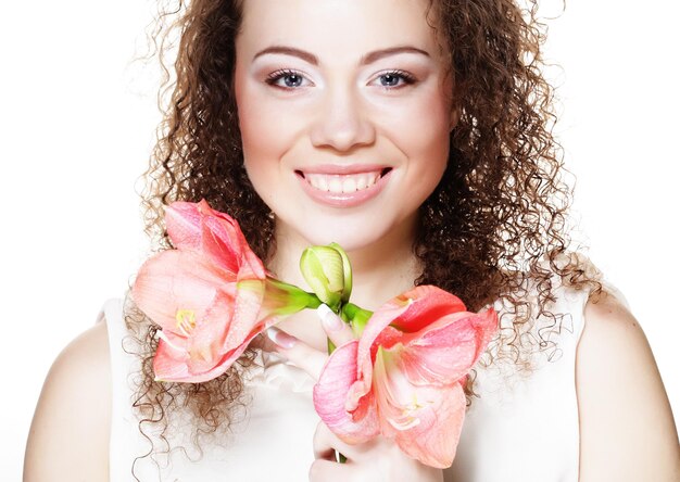 Jonge mooie vrouw met grote roze bloemen