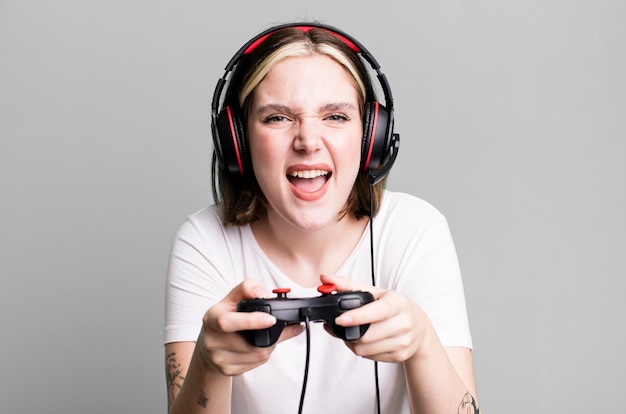 Jonge mooie vrouw met hoofdtelefoon en een controller gamer concept