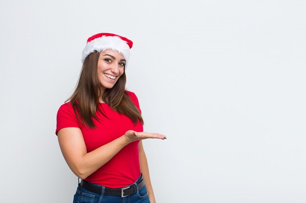Jonge mooie vrouw met kerstmuts. Kerst concept.