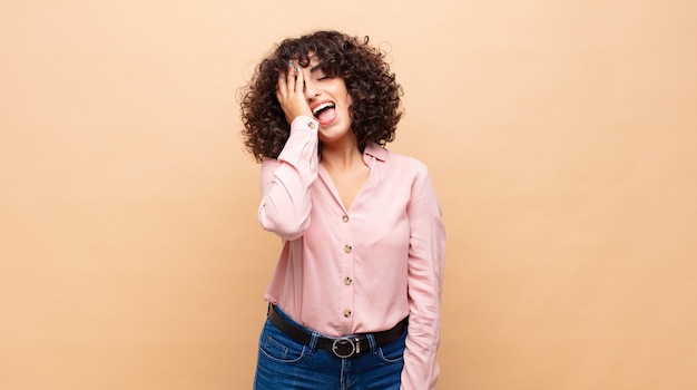 jonge mooie vrouw met krullend haar lachen