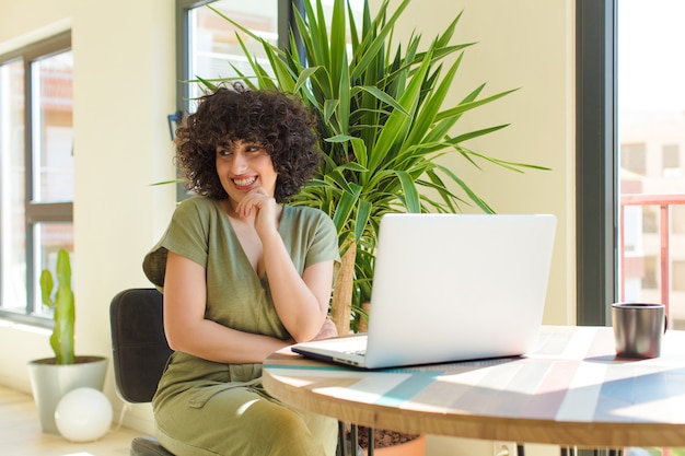 Jonge mooie vrouw met laptop