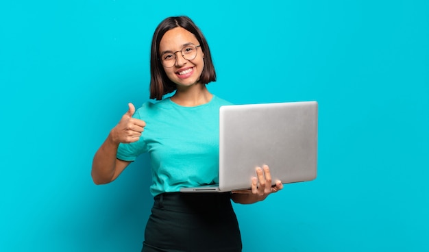 Jonge mooie vrouw met laptop