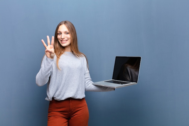 Jonge mooie vrouw met laptop