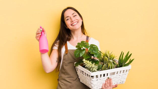 Jonge mooie vrouw met mond en ogen wijd open en hand op kin planten concept