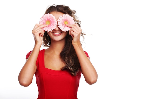 Jonge mooie vrouw met roze verse bloem