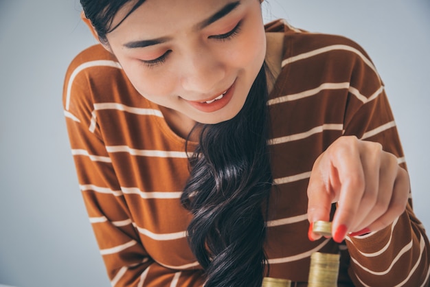 Jonge mooie vrouw met stapel munten