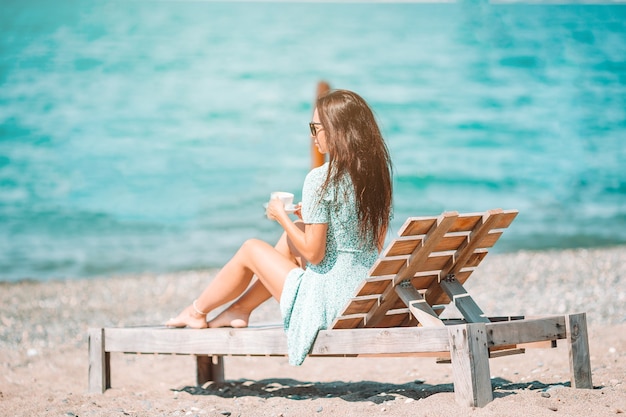 Jonge mooie vrouw ontspannen op wit zand tropisch strand