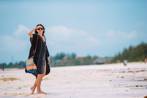 Jonge mooie vrouw op de strandvakantie