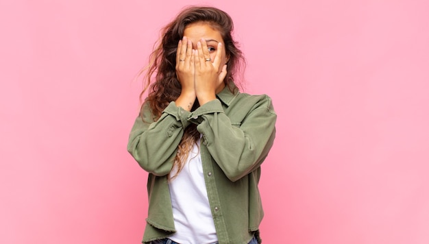 jonge mooie vrouw op roze achtergrond