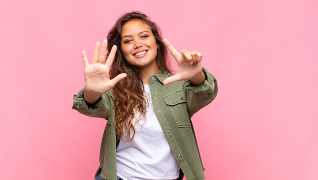 jonge mooie vrouw op roze achtergrond