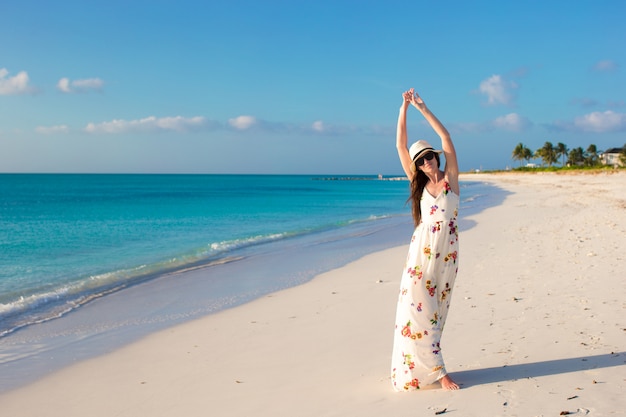 Jonge mooie vrouw op strand tijdens haar zomervakantie