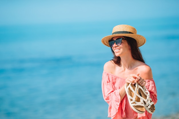 Jonge mooie vrouw op vakantie