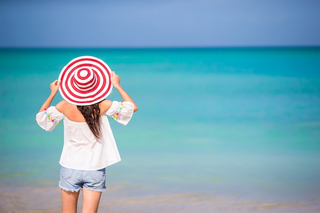 Jonge mooie vrouw op wit zand tropisch strand. Achtermening van Kaukasisch meisje