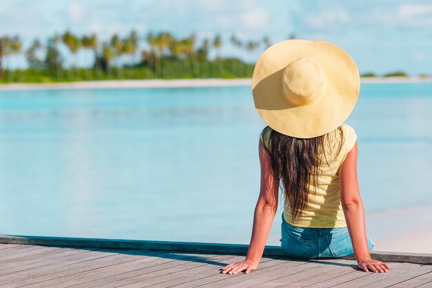 Jonge mooie vrouw op wit zand tropisch strand.