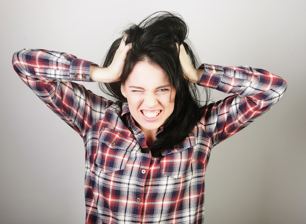 Jonge mooie vrouw op witte achtergrond