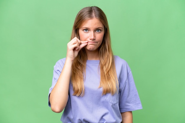 Jonge mooie vrouw over geïsoleerde achtergrond die een teken van stiltegebaar toont