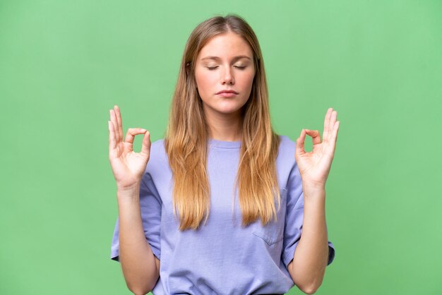 Jonge mooie vrouw over geïsoleerde achtergrond in zen pose