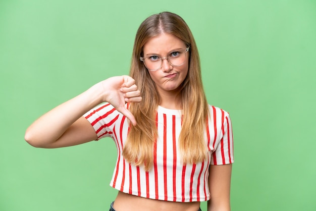 Foto jonge mooie vrouw over geïsoleerde achtergrond met duim naar beneden met negatieve uitdrukking