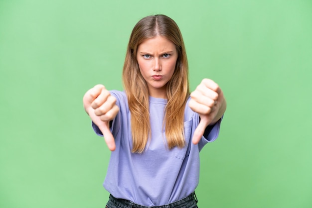 Jonge mooie vrouw over geïsoleerde achtergrond met duim naar beneden met twee handen