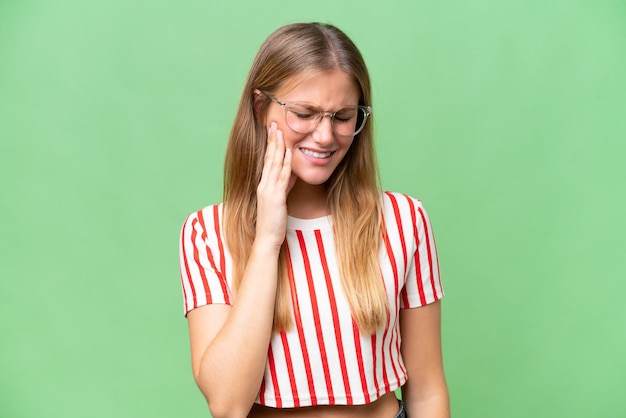 Foto jonge mooie vrouw over geïsoleerde achtergrond met kiespijn