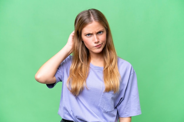 Foto jonge mooie vrouw over geïsoleerde achtergrond met twijfels