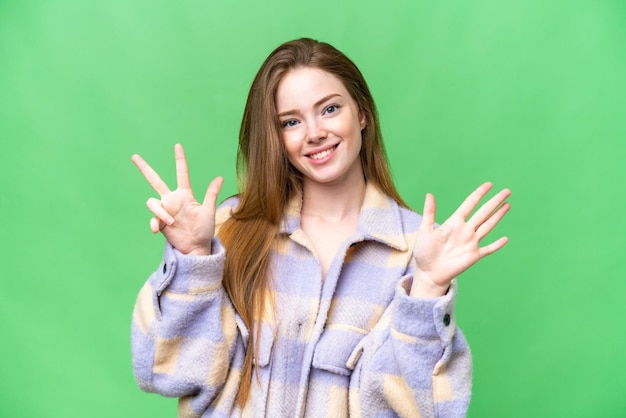 Jonge mooie vrouw over geïsoleerde chroma key achtergrond acht tellen met vingers