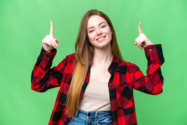 Jonge mooie vrouw over geïsoleerde chroma key achtergrond die een geweldig idee benadrukt