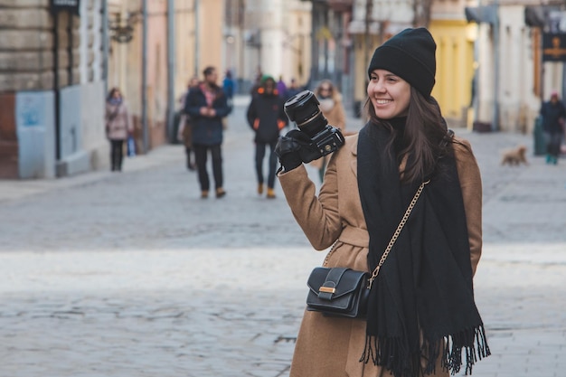 Jonge mooie vrouw portret stad straat op achtergrond met DSLR camera