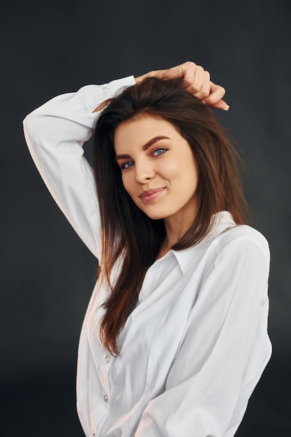 Jonge mooie vrouw poseert voor de camera in de studio