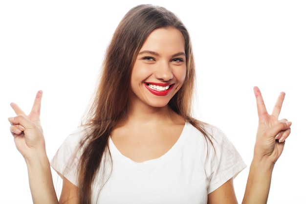 Jonge mooie vrouw poseren met witte t-shirts op een witte achtergrond