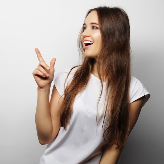 Jonge mooie vrouw poseren met witte t-shirts, ower witte ruimte