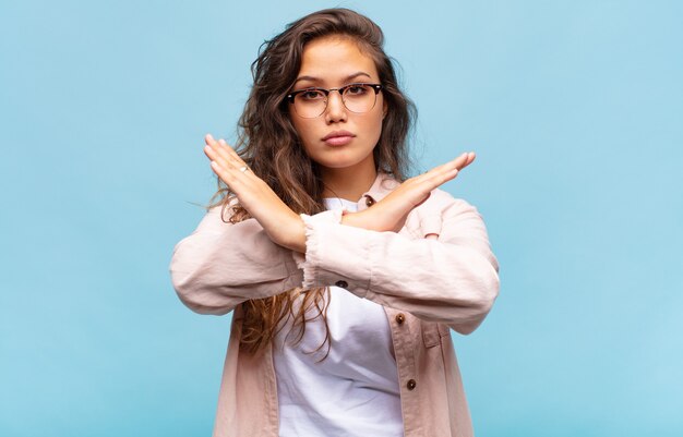 jonge mooie vrouw poseren tegen de gekleurde muur