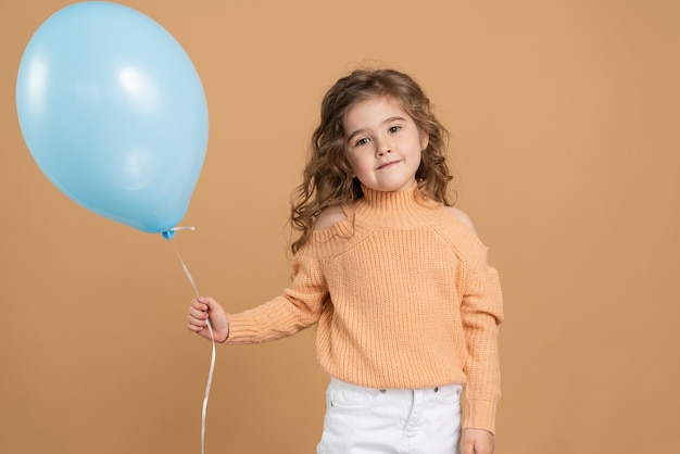 Jonge mooie vrouw poseren