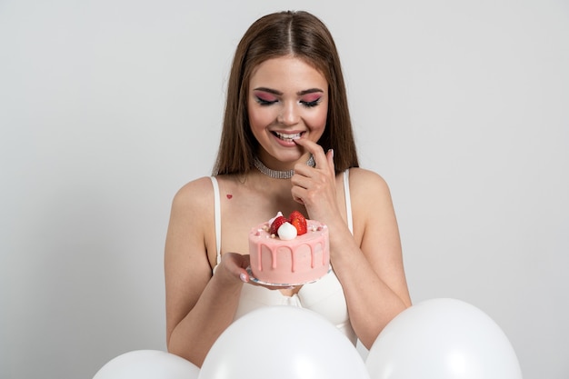 Jonge mooie vrouw poseren